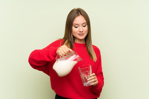 Jugendlichmädchen, das ein Glas Milch anhält