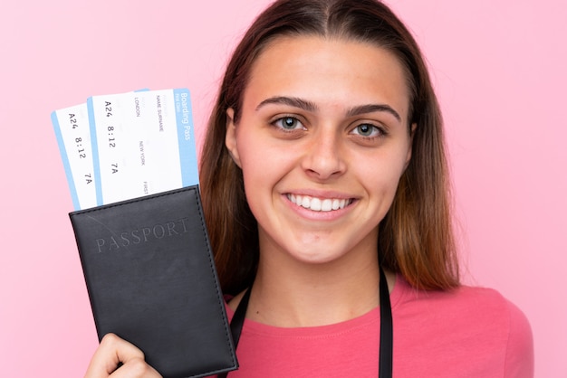 Jugendlichmädchen mit einem Pass- und Kartenflugzeug