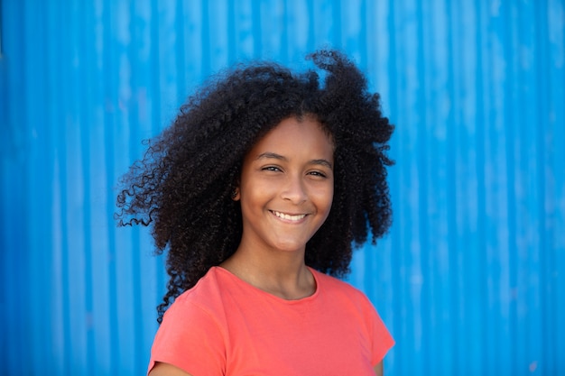 Jugendlichmädchen mit einem schönen Afrohaar