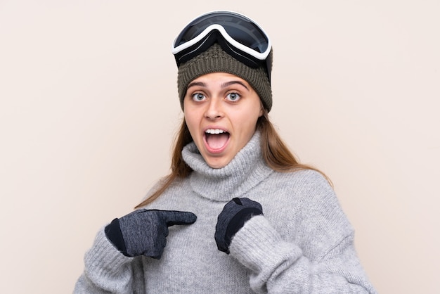 Foto jugendlichskifahrermädchen mit snowboardinggläsern mit überraschungsgesichtsausdruck