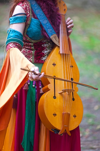 Juglar femenino medieval tocando vielle