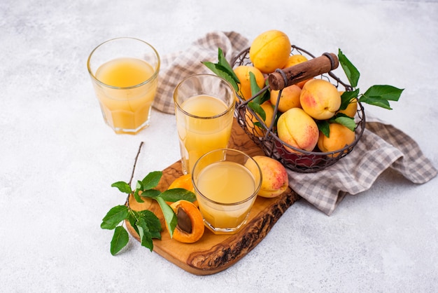 Jugo de albaricoque en vaso. Bebida saludable