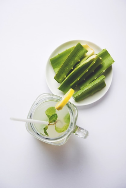 Jugo de aloe vera fresco y saludable en un vaso