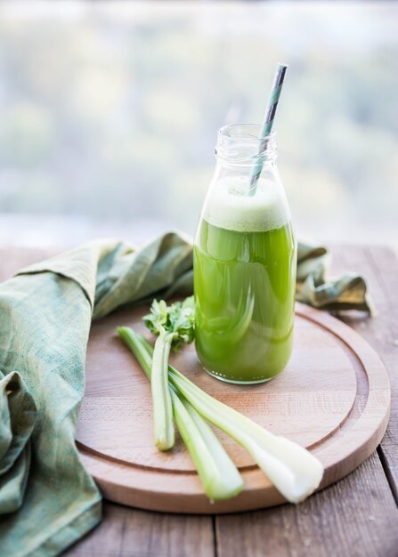 Jugo de apio en una botella