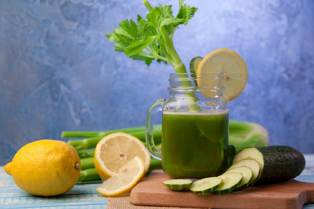 Foto jugo de apio fresco con pepino y limón