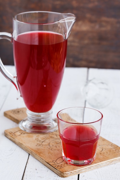 Jugo de arándano en vasos sobre una mesa