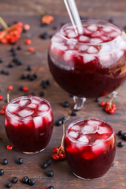 Foto jugo de aronia. bebida refrescante de verano.