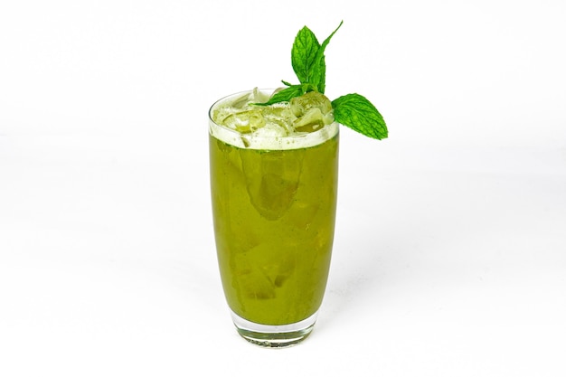 Jugo de batido de cóctel fresco verde en vaso con menta aislado en blanco bebida de vitamina desintoxicación