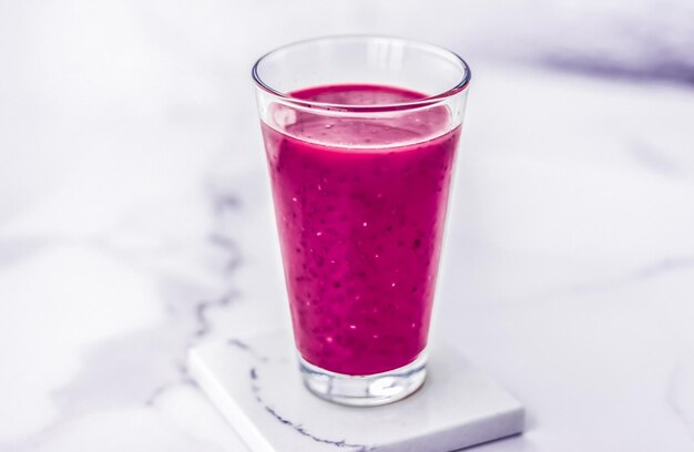 Jugo de bayas en un batido vegano de vidrio con chía para una bebida de desintoxicación dietética y una receta de desayuno natural y saludable diseño de marca de alimentos y nutrición exóticos orgánicos