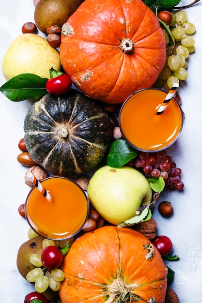 Jugo de calabaza cosecha de otoño de verduras frutas y nueces concepto de acción de gracias vista superior