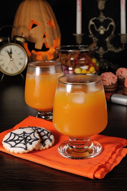 Jugo de calabaza con hielo en una servilleta con galletas para Halloween