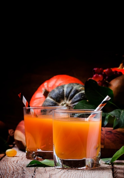 Jugo de calabaza sobre fondo de madera vintage enfoque selectivo