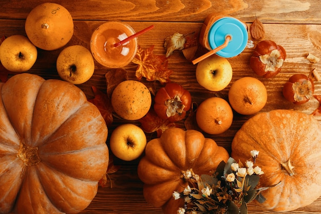 Jugo de calabazas en botellas con calabazas.