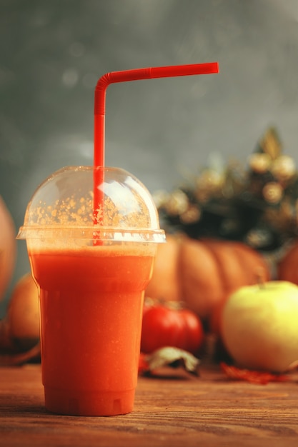 Jugo de calabazas en botellas con calabazas.