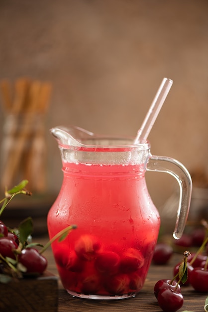 Jugo de cereza casero con miel y canela