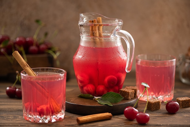 Jugo de cereza casero con miel y canela