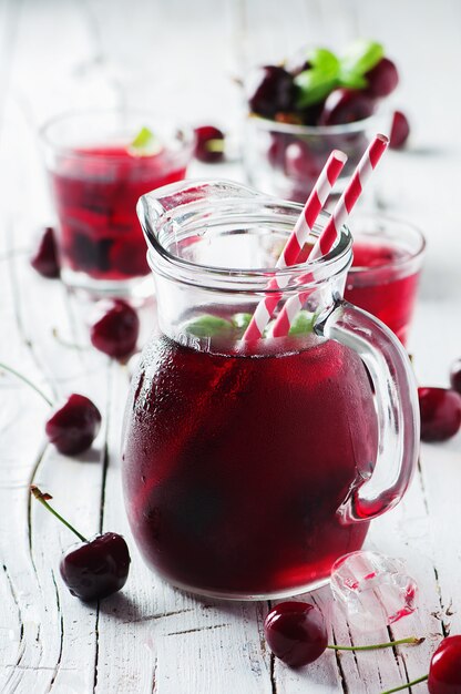 Jugo de cereza fresca con hielo