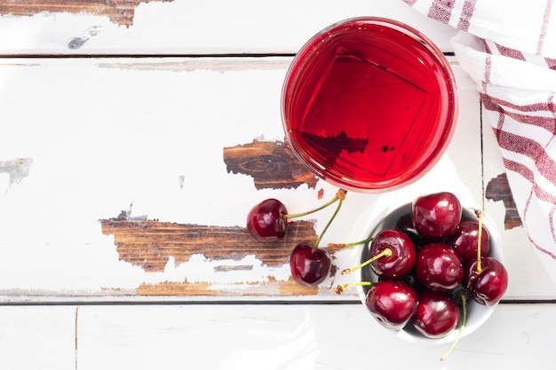 Jugo de cereza en vasos sobre la mesa