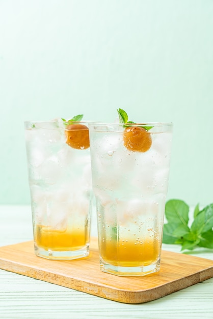 jugo de ciruela helado con soda y menta