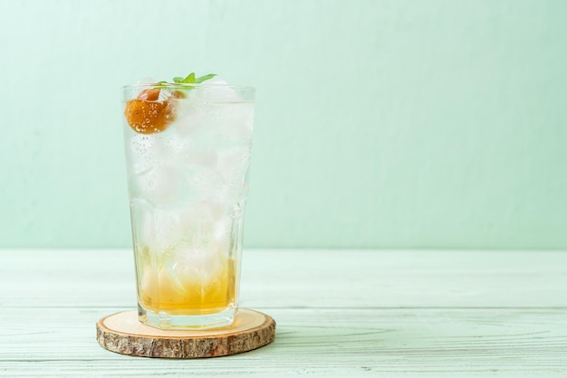 jugo de ciruela helado con soda y menta