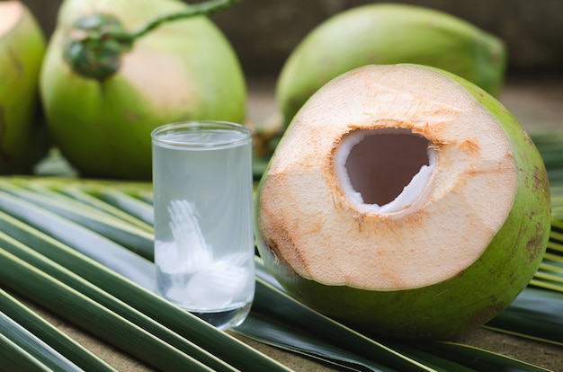 jugo de coco y beber agua dulce de coco en vidrio