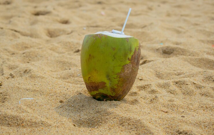 Jugo de coco fresco en la playa