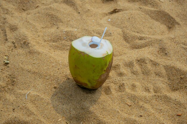 Jugo de coco fresco en la playa