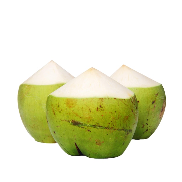 Jugo de coco en la mitad de la fruta con gotas de agua y hojas aisladas sobre fondo blanco Coco con