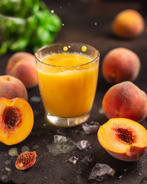 Jugo de durazno batidos de frutas melocotones bebida bebida fresca comida bocadillo en la mesa copia espacio comida