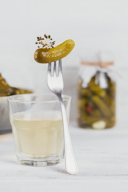 Jugo en escabeche, pepinillo y pepino marinado en un bol. Comida limpia, concepto de comida vegetariana