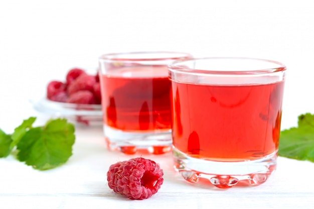 Jugo de frambuesa en vasos y bayas frescas