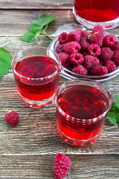 Jugo de frambuesa en vasos y bayas frescas