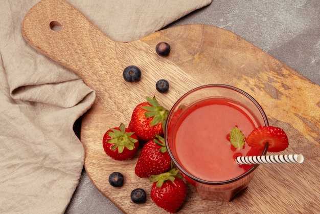 Jugo de fresa natural con fresas y arándanos