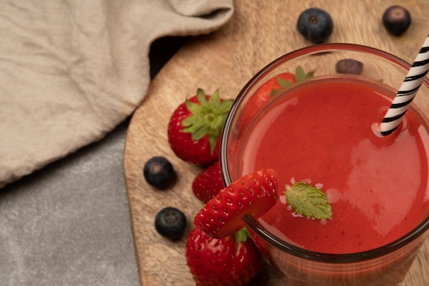 Jugo de fresa natural con fresas y arándanos