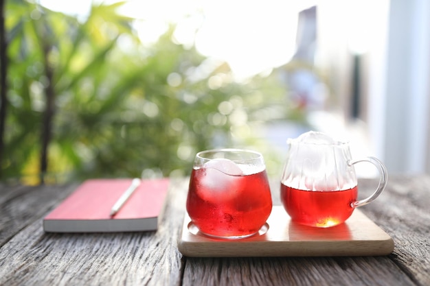 Jugo de fresa rojo hielo con cuadernos diarios y lápiz.