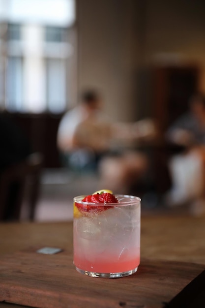 Jugo de fresa con soda sobre fondo de madera