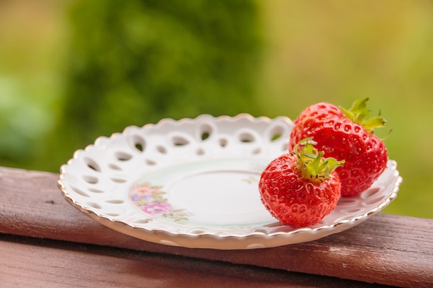 Jugo de fresas maduras en un plato pequeño Fresas frescas