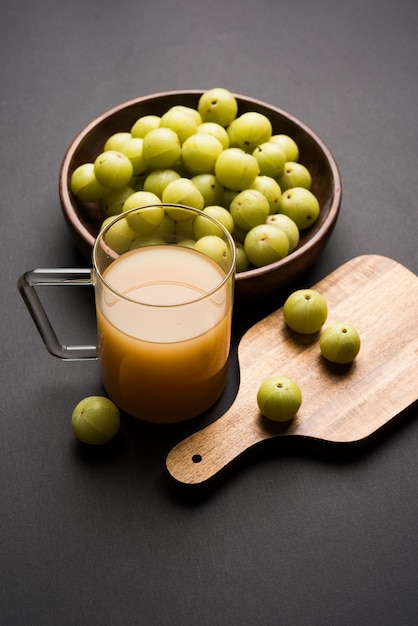 Jugo fresco de grosella espinosa o amla (Phyllanthus emblica)