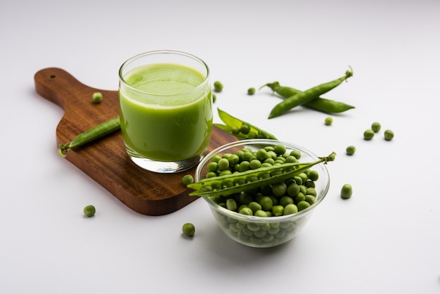 Jugo fresco de guisantes o batido o bebida hecha con watana o vatana, bebida verde saludable india servida en un vaso