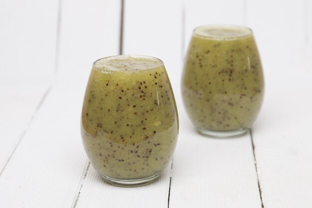 Jugo fresco de kiwi hecho en casa.