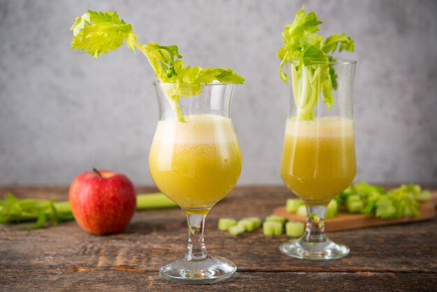 Jugo fresco de manzana y apio en un vaso transparente, comida vegetariana, concepto de comida limpia