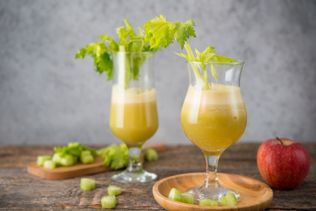 Jugo fresco de manzana y apio en un vaso transparente, comida vegetariana, concepto de comida limpia