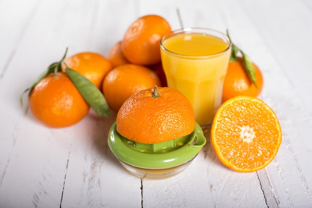 Jugo fresco con naranjas aisladas.