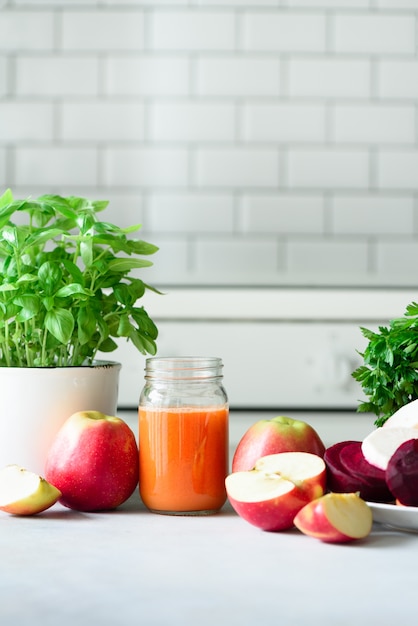 Jugo fresco o licuado, frutas y vegetales.