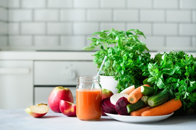 Jugo fresco o licuado, frutas y vegetales.