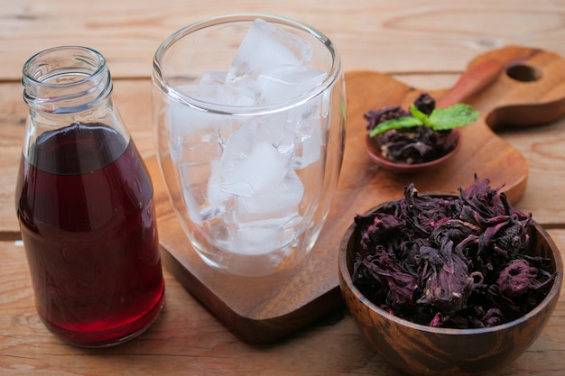 Jugo fresco de roselle (bebida saludable)