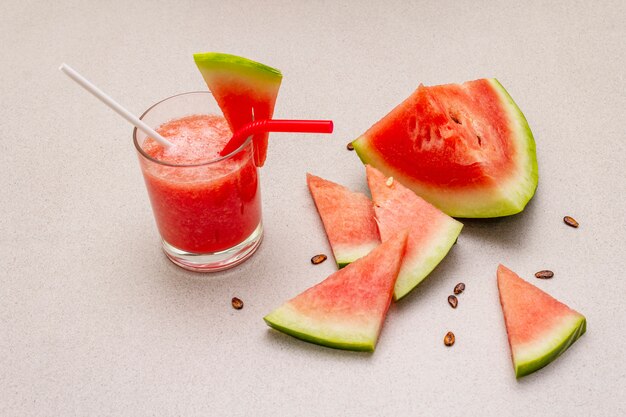 Jugo fresco de sandía con rodajas de sandía