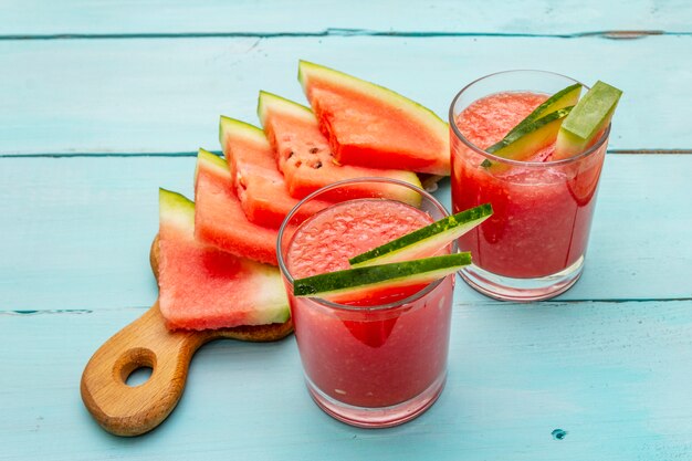 Jugo fresco de sandía con rodajas de sandía