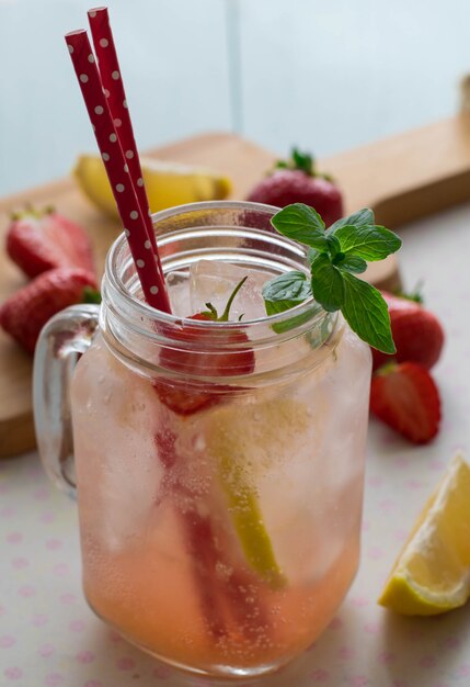 Jugo frío de fresa en maison jar