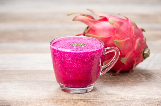 Jugo de fruta fresca de dragón rojo (pitaya) en taza de vidrio.